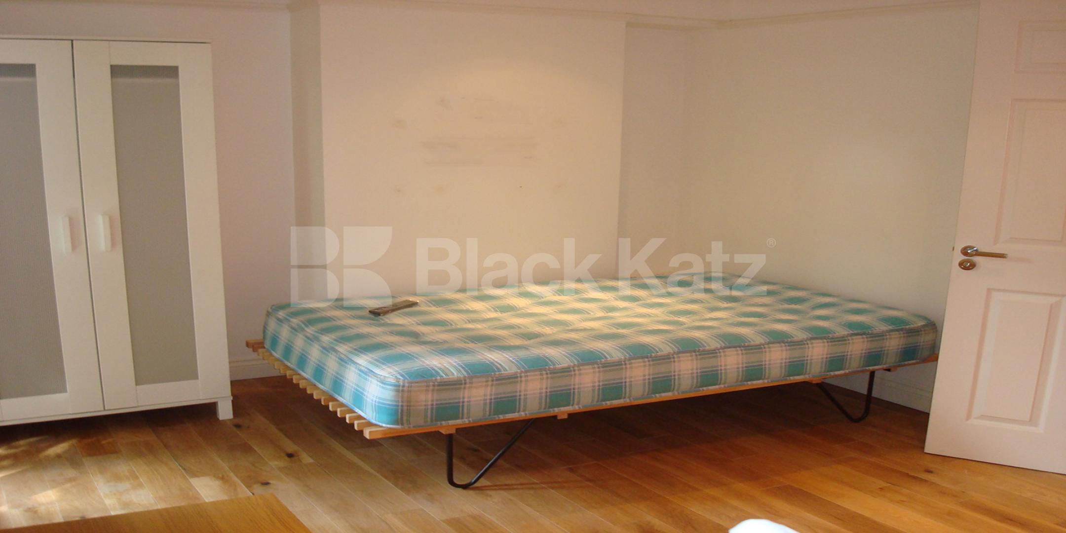 			GREAT FOR 3 SHARERS!, 2 Bedroom, 1 bath, 1 reception Flat			 Hall Place, LITTLE VENICE